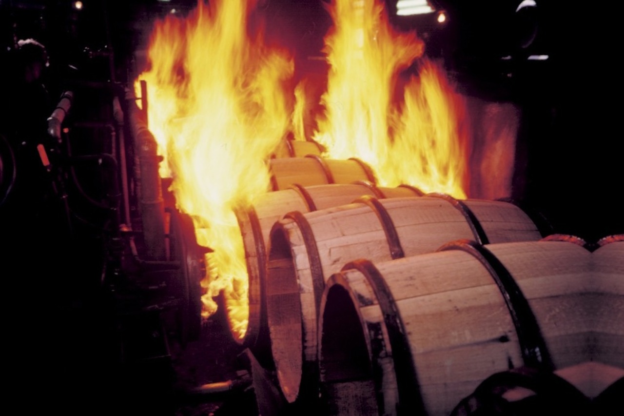 Peated Scotch, Islay single malt, Campfire smoke,Peat reek, Smoky whiskey notes, Phenolic whisky, Islay region Scotch